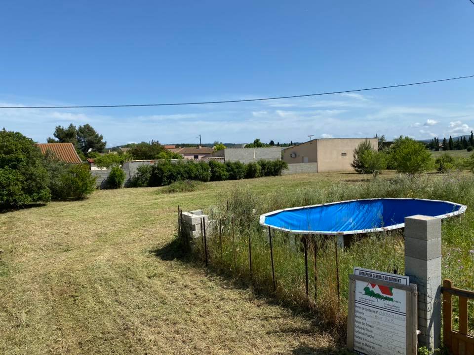 Débroussaillage d'un terrain avant construction